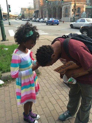 Menina ora por morador de rua. Foto: Reprodução.